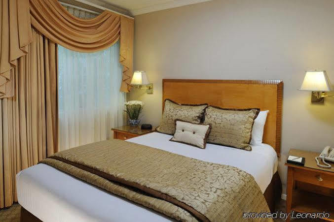 Beverly Hills Plaza & Hotel 4*