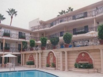 Beverly Hills Plaza & Hotel 4*