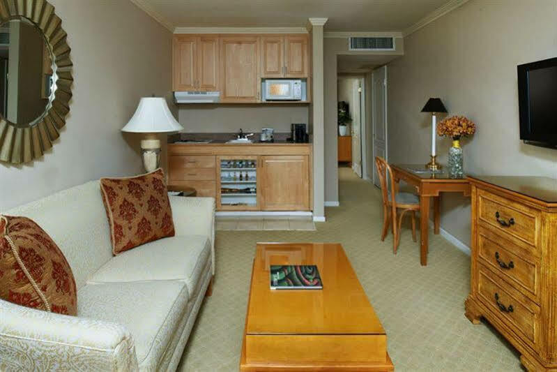 Beverly Hills Plaza & Hotel 4*